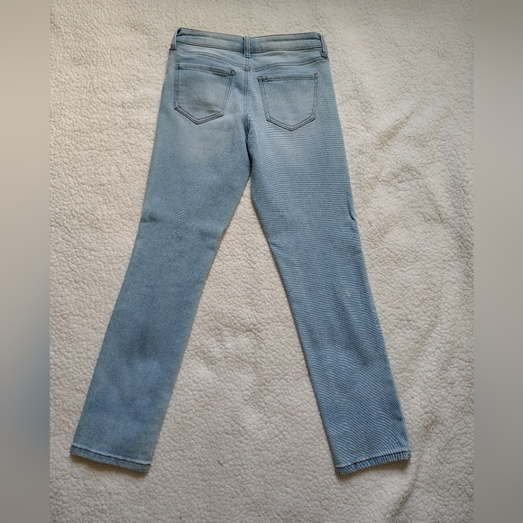 *NWOT* Celebrity Pink Women's Size 25 Light Wash Distressed Cropped Jeans - Picture 7 of 11